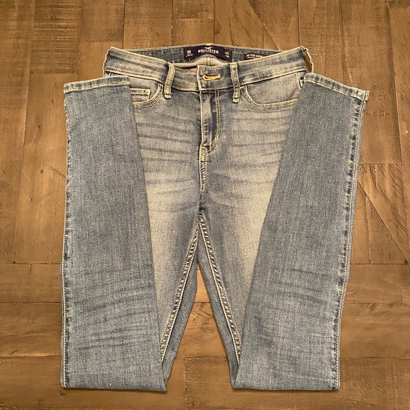 Hollister Denim - BRAND NEW!!! Hollister Mid Rise Skinny Jeans.